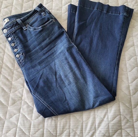 Rock & Roll Cowgirl Bootleg Jeans - Picture 1 of 3